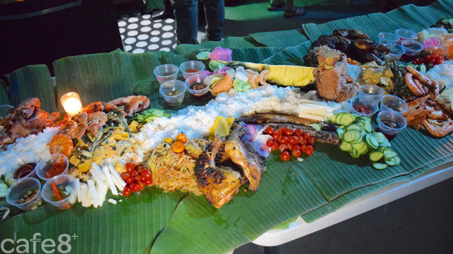 Ăn tiệc kiểu người Philippines: không muỗng, không đũa, không cả bát đĩa, thức ăn được bày trên lá chuối - Ảnh 2.
