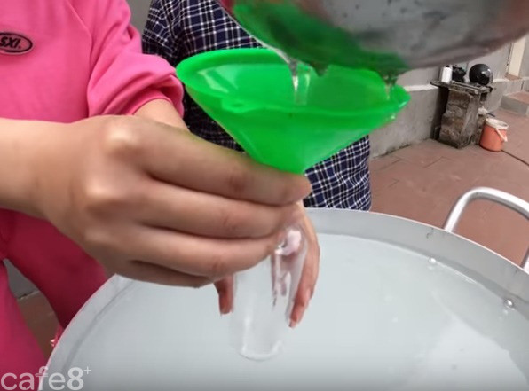 Giữa mùa dịch Covid-19, bà Tân Vlog nấu nồi gel rửa tay khô siêu to khổng lồ 100 lít tặng người dân - Ảnh 3.