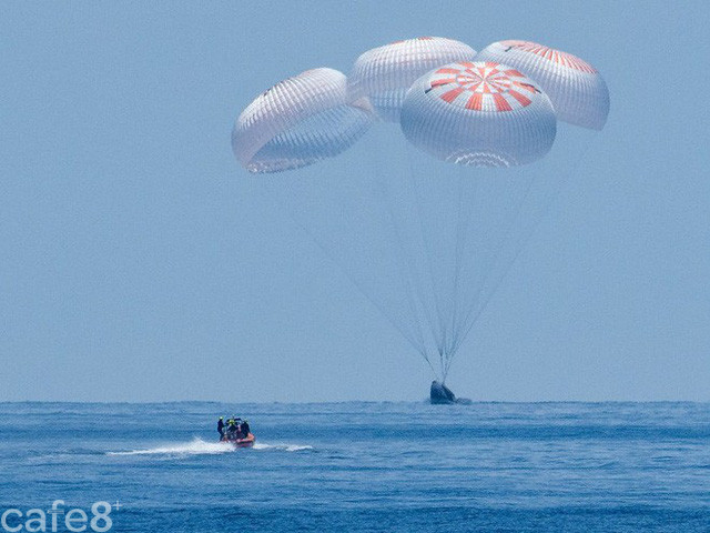 SpaceX đạt được cột mốc lịch sử: tàu Crew Dragon đưa 2 phi hành gia NASA về Trái đất thành công - Ảnh 1.